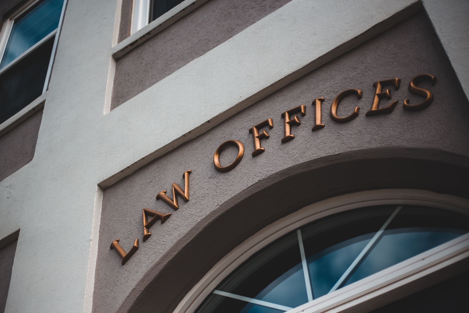Fachada de oficina jurídica con rótulo Law Offices